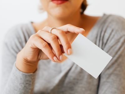 Vizitky z domácej tlačiarne: výber papiera rozhoduje menej, než si myslíte